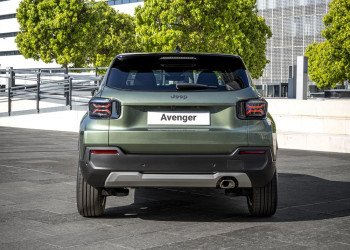 La Jeep Avenger revisitée s'offre une calandre à sept fentes renforcée par un rétroéclairage à LED