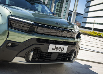 La Jeep Avenger revisitée s'offre une calandre à sept fentes renforcée par un rétroéclairage à LED