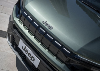 La Jeep Avenger revisitée s'offre une calandre à sept fentes renforcée par un rétroéclairage à LED