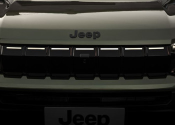 La Jeep Avenger revisitée s'offre une calandre à sept fentes renforcée par un rétroéclairage à LED