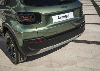 La Jeep Avenger revisitée s'offre une calandre à sept fentes renforcée par un rétroéclairage à LED