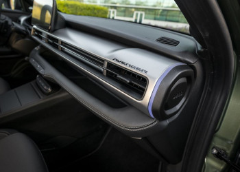 La Jeep Avenger revisitée s'offre une calandre à sept fentes renforcée par un rétroéclairage à LED