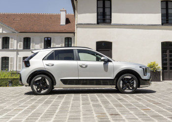 Le Kia Niro hybride restylé arbore une signature lumineuse verticale