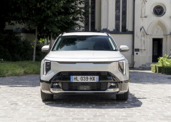 Le Kia Niro hybride restylé arbore une signature lumineuse verticale