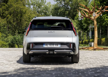 Le Kia Niro hybride restylé arbore une signature lumineuse verticale
