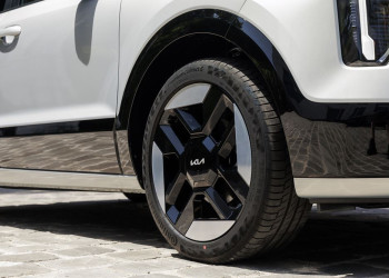 Le Kia Niro hybride restylé arbore une signature lumineuse verticale