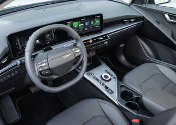 Le Kia Niro hybride restylé arbore une signature lumineuse verticale