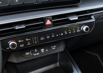 Le Kia Niro hybride restylé arbore une signature lumineuse verticale