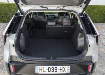 Le Kia Niro hybride restylé arbore une signature lumineuse verticale