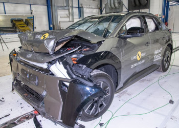 Le SUV électrique de taille intermédiaire Toyota bZ4X obtient cinq étoiles aux crash-tests Euro NCAP 2025