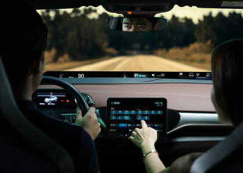 Le pare-brise Sekurit Immersive Vision est doté d'un bandeau d'affichage panoramique