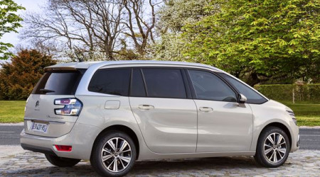 Monospaces compacts sept places: le Grand C4 SpaceTourer devant le Touran, le Grand Scenic et la Prius Plus